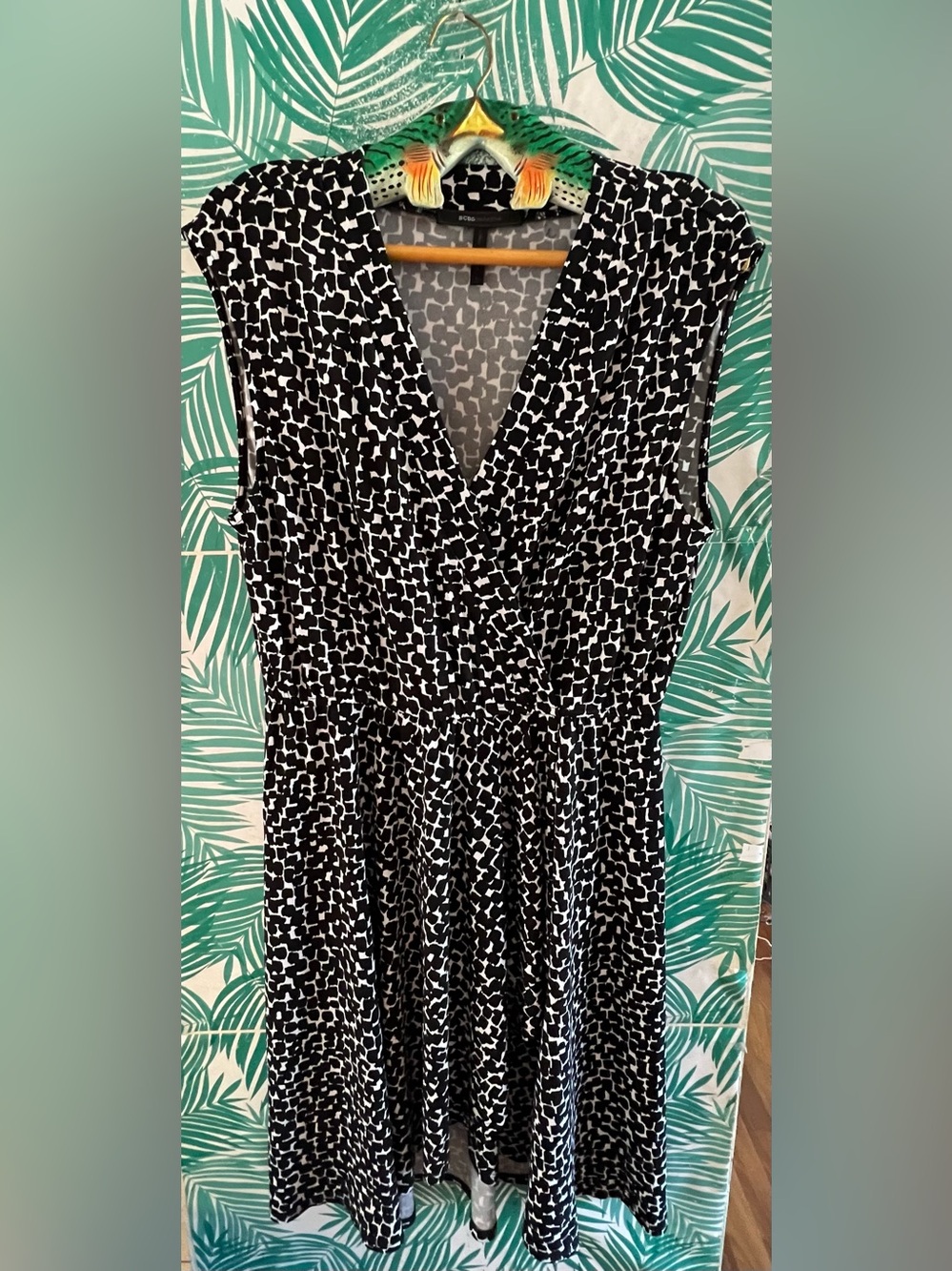 BCBGMaxAzria Black & White printed spotted Sleeveless Faux-Wrap stretch dress L